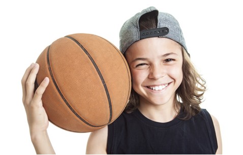 Jogo De Basquete Com Bola Uma Criança Pequena Jogando Basquete